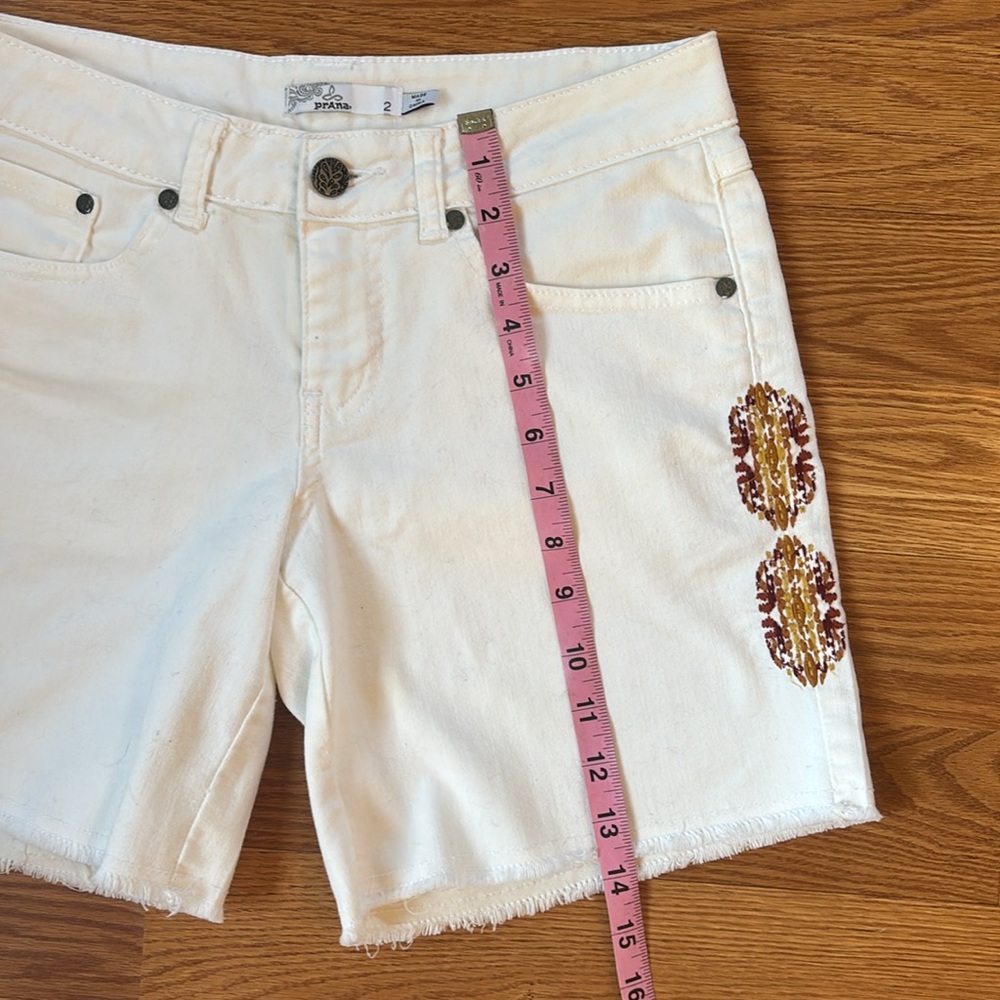 Prana White Denim Brown Aztec Print Raw Hem Shorts Size 2 - Picture 5 of 7